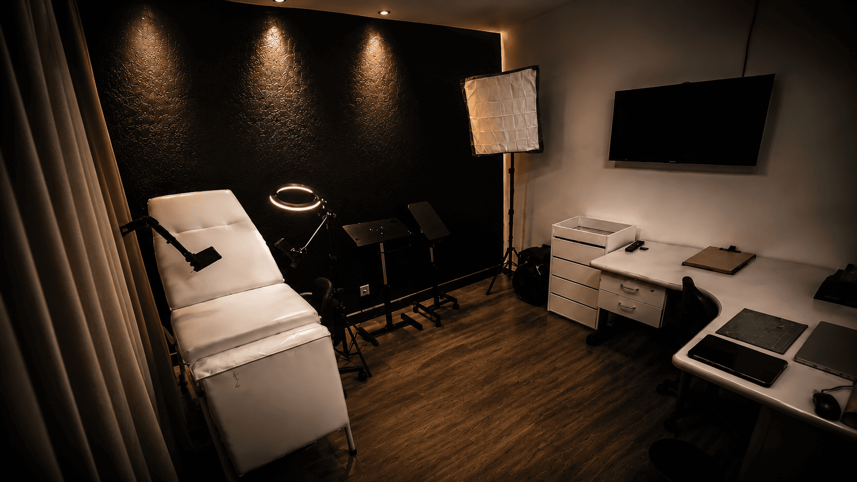 Interior de um studio de tatuagem profissional, limpo e organizado