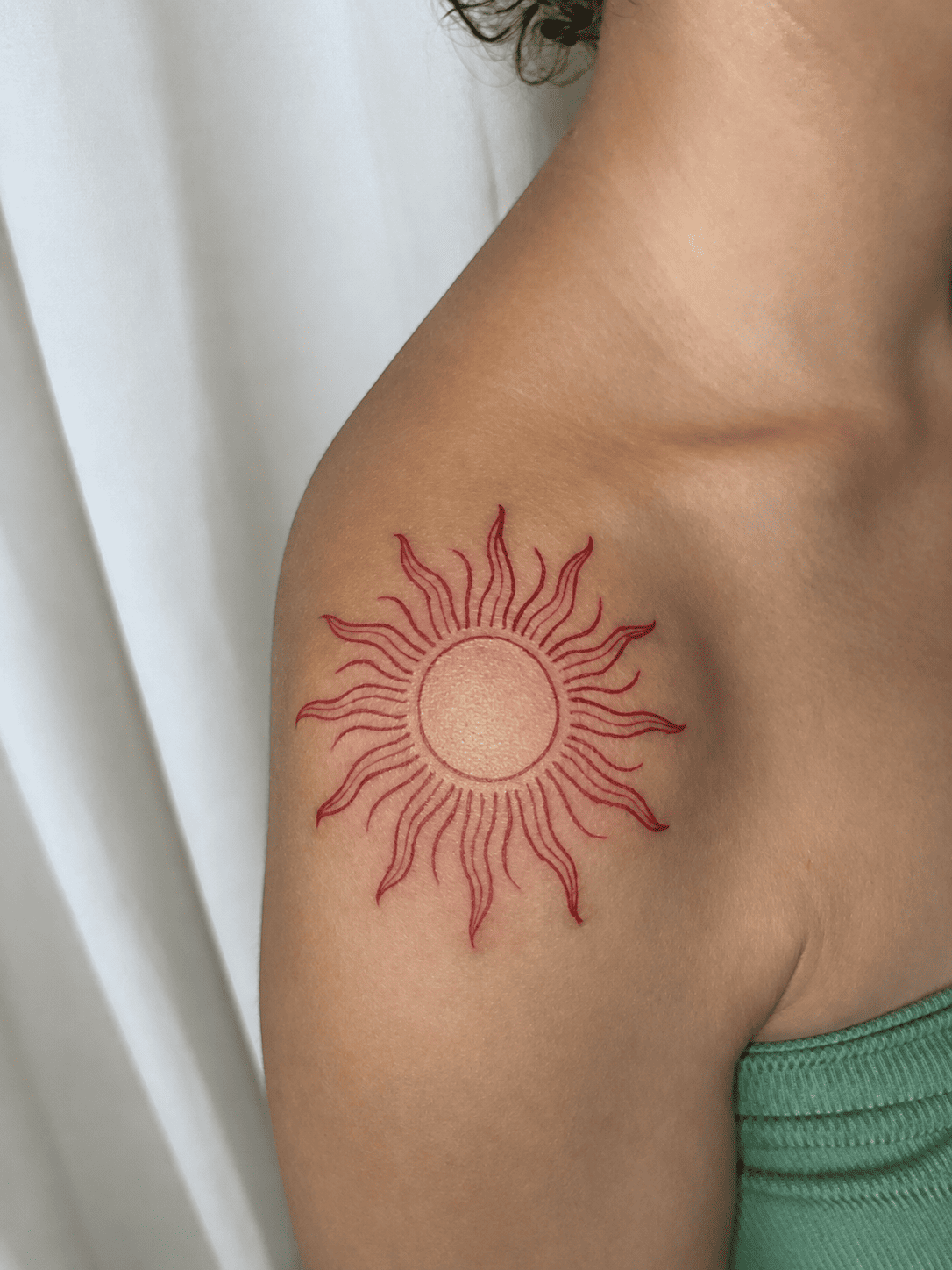 Tatuagem delicada em fine line
